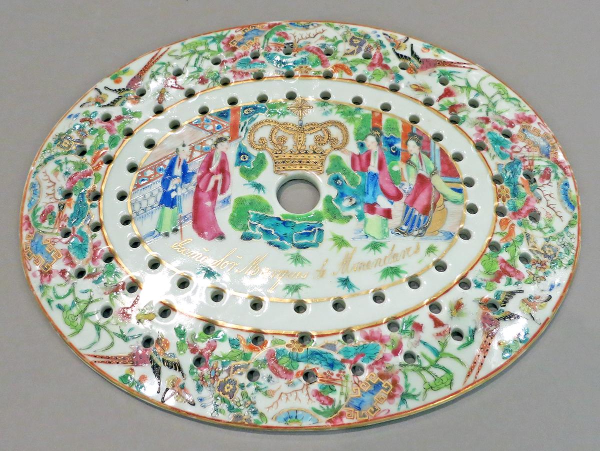 2014.0016.189.002 B Dish with mazarin (strainer) upper surface