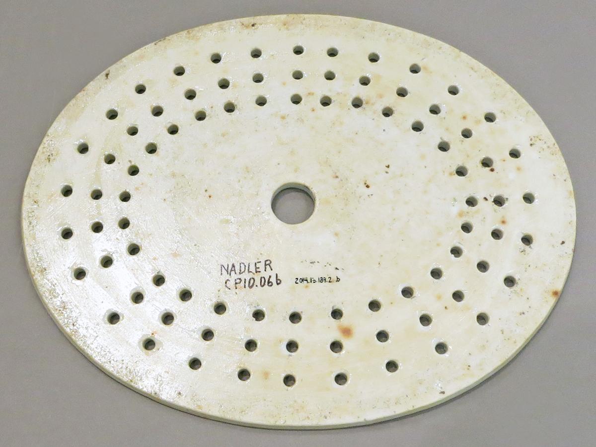 2014.0016.189.002 B Dish with mazarin (strainer) underside