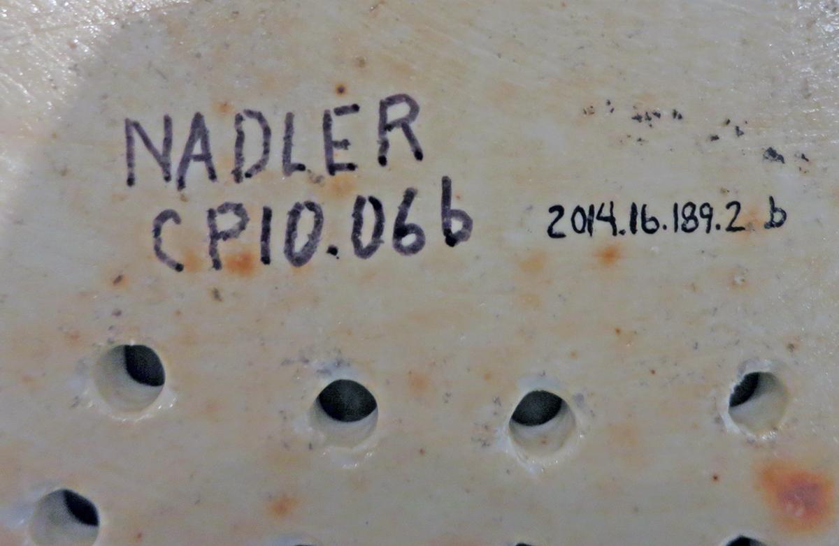 2014.0016.189.002 B Dish with mazarin (strainer) underside detail