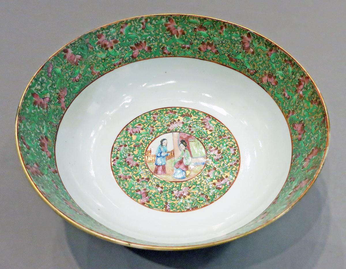 2014.0016.135 Punch bowl interior