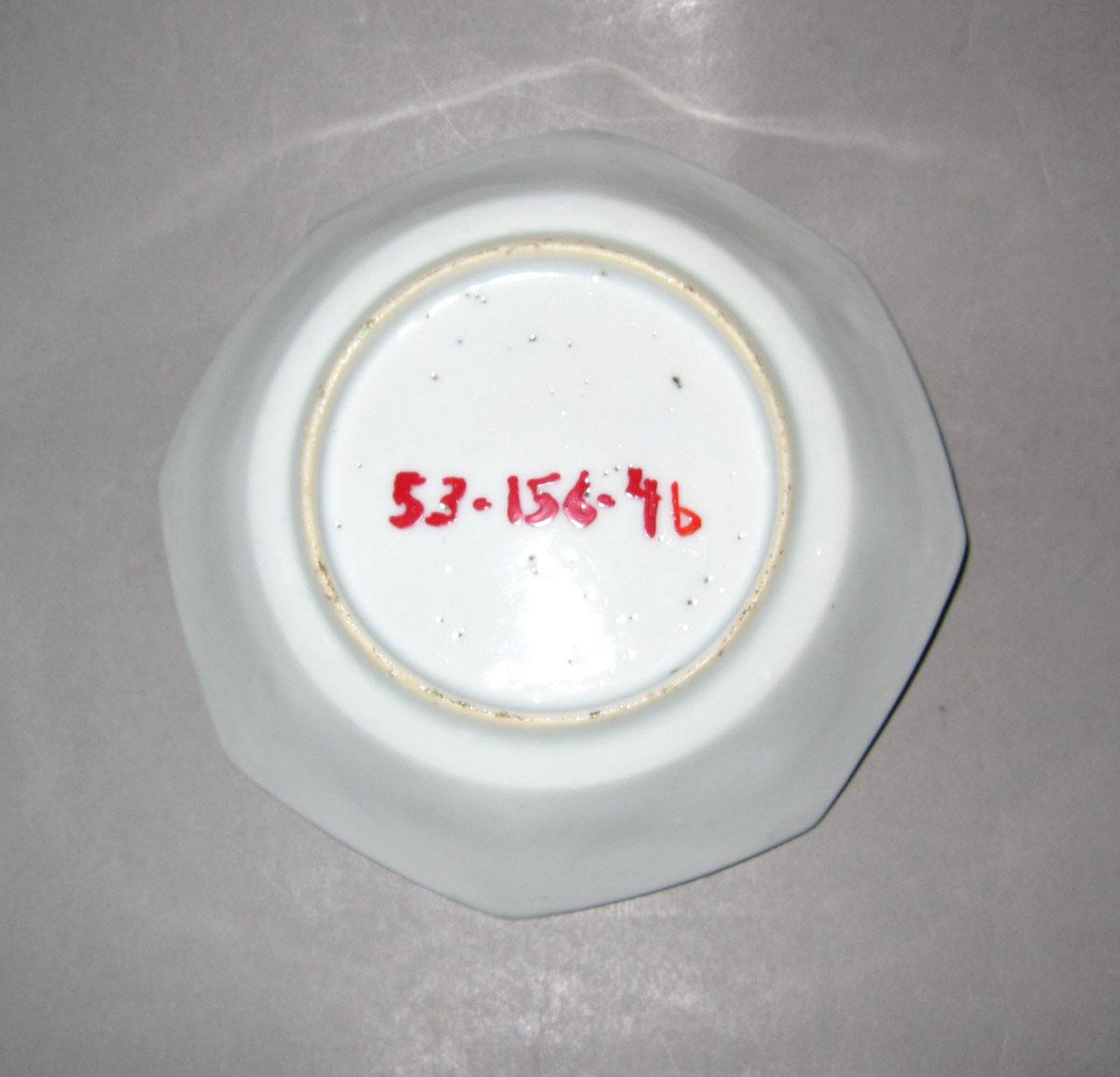 1953.0156.004 B Porcelain saucer underside