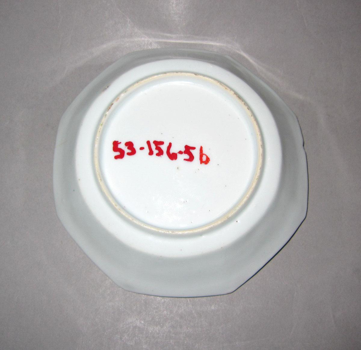 1953.0156.005 B Porcelain saucer underside