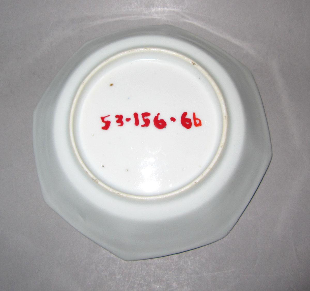 1953.0156.006 B Porcelain saucer underside