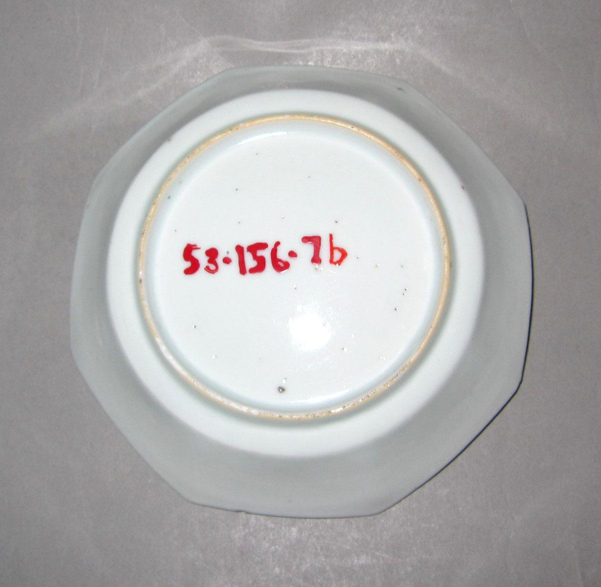 1953.0156.007 B Porcelain saucer underside