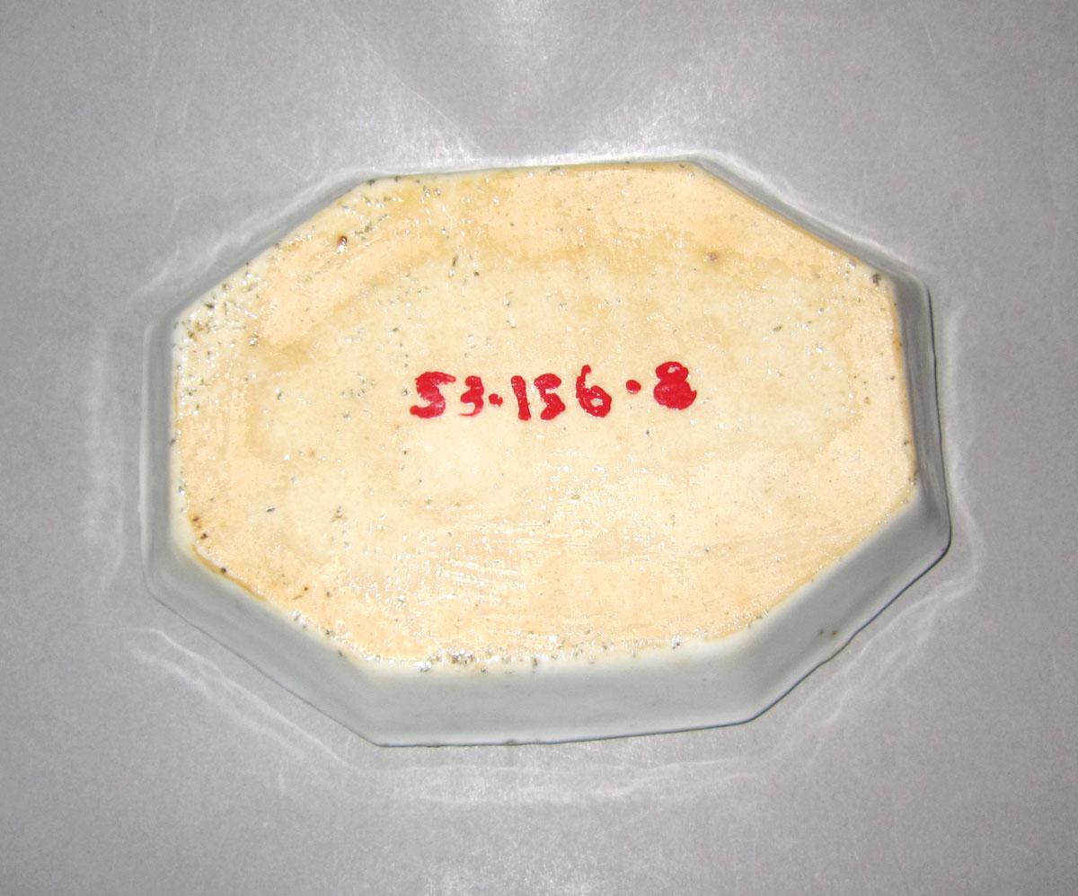 1953.0156.008 Porcelain spoon tray underside