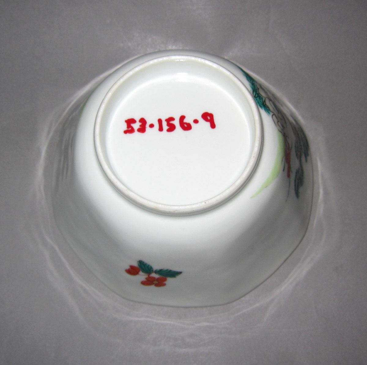 1953.0156.009 Porcelain slop bowl underside