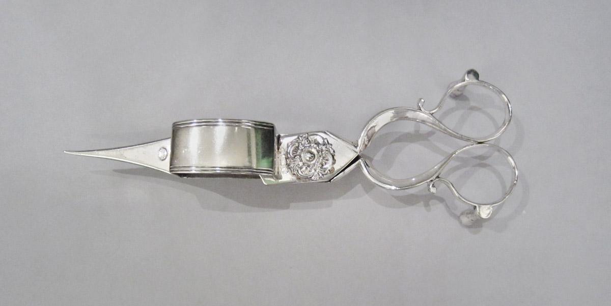 1959.0726 Snuffer, upper surface