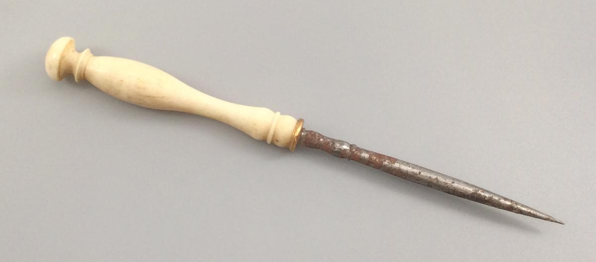 1959.0728 M Tool (for needlework), view 1