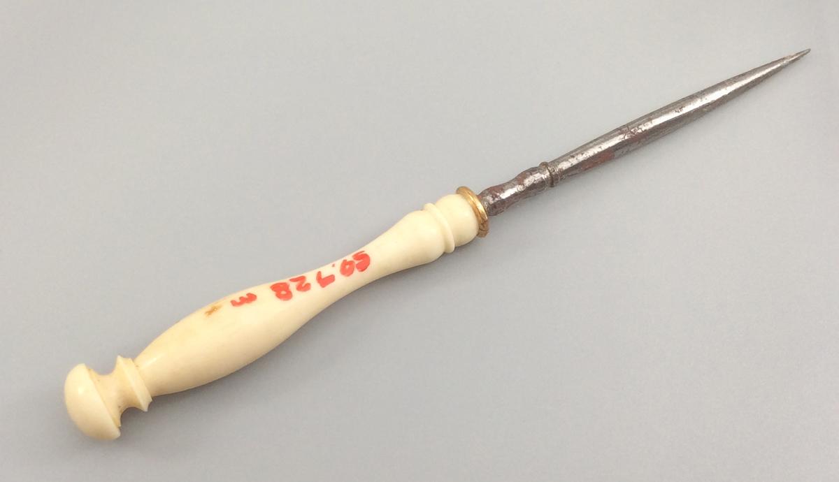 1959.0728 M Tool (for needlework), view 2