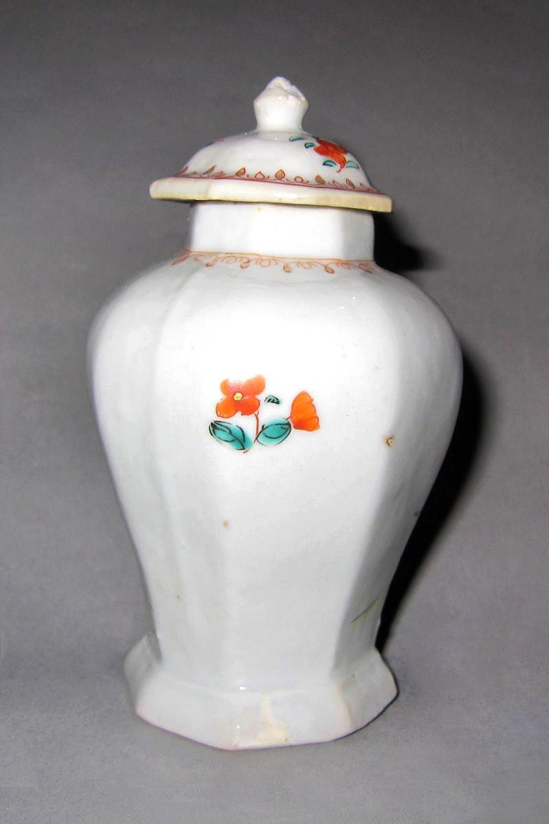 1953.0156.011 A, B Porcelain tea cannister floral motif
