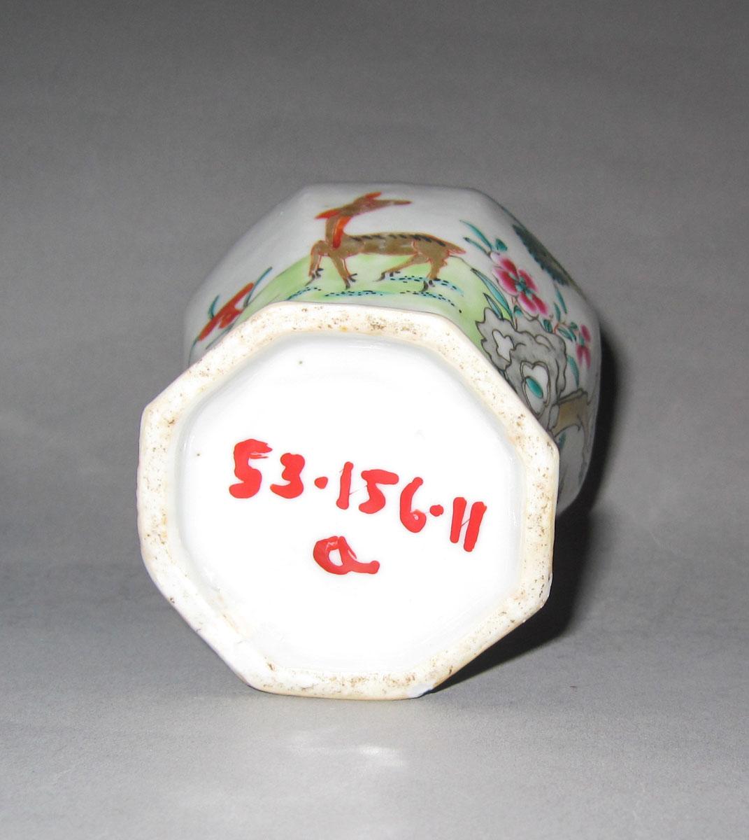 1953.0156.011 A Porcelain tea cannister underside