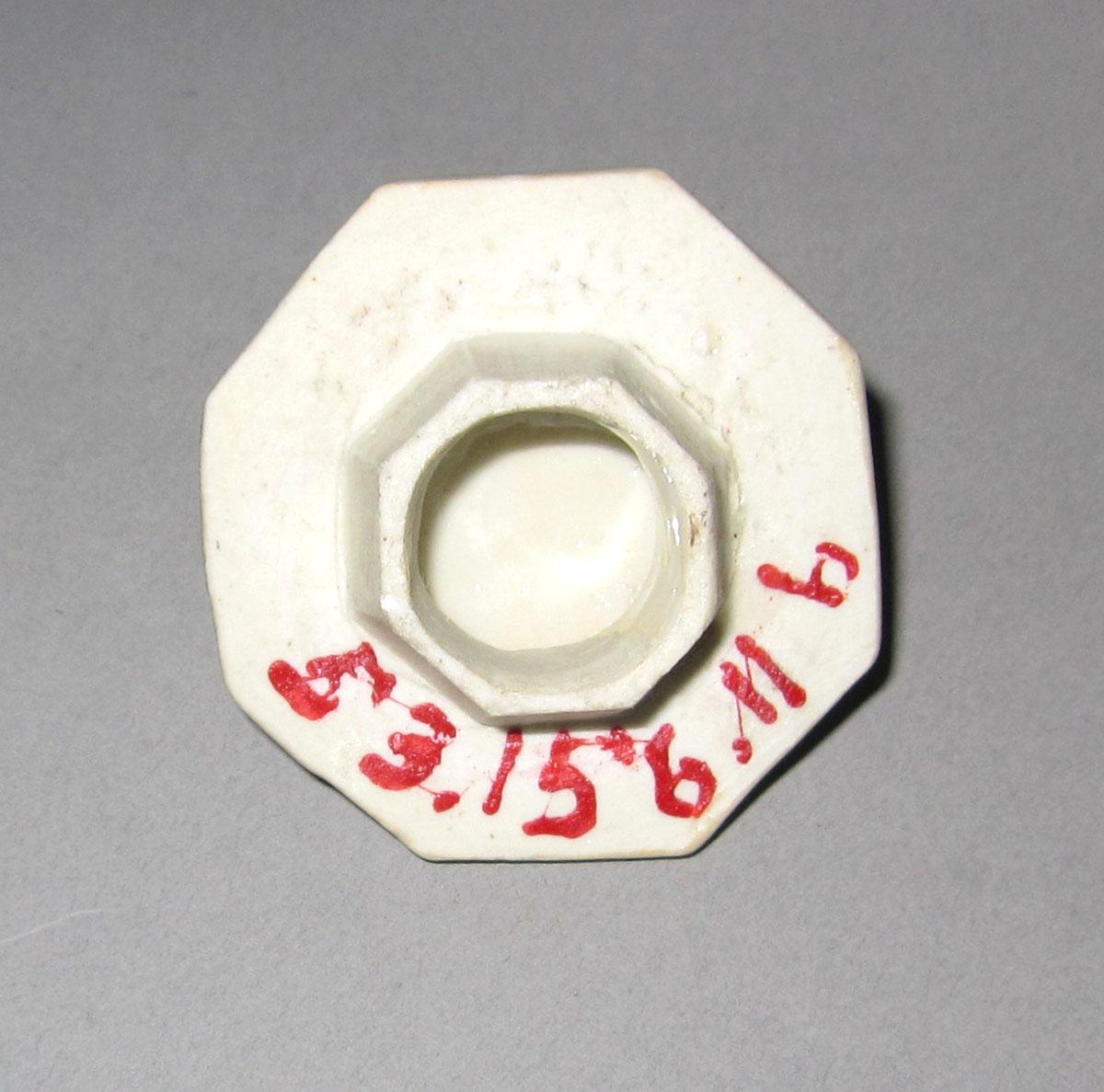 1953.0156.011 B Porcelain tea cannister cover underside