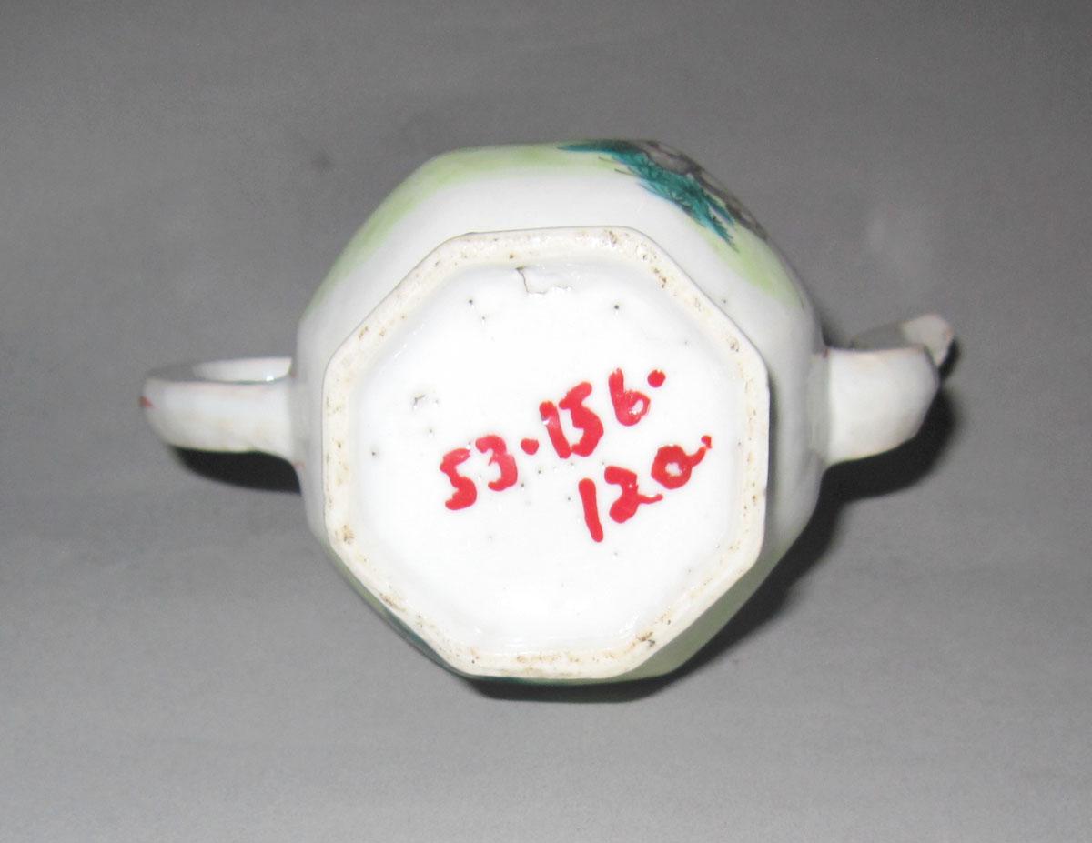 1953.0156.012 A Porcelain cream pot underside