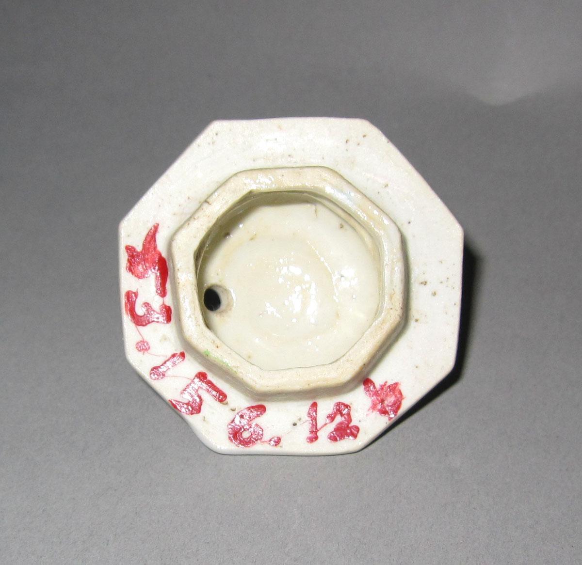 1953.0156.012 B Porcelain cream pot cover underside