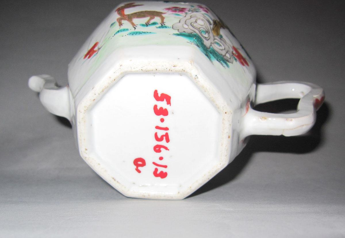 1953.0156.013 A Porcelain teapot underside