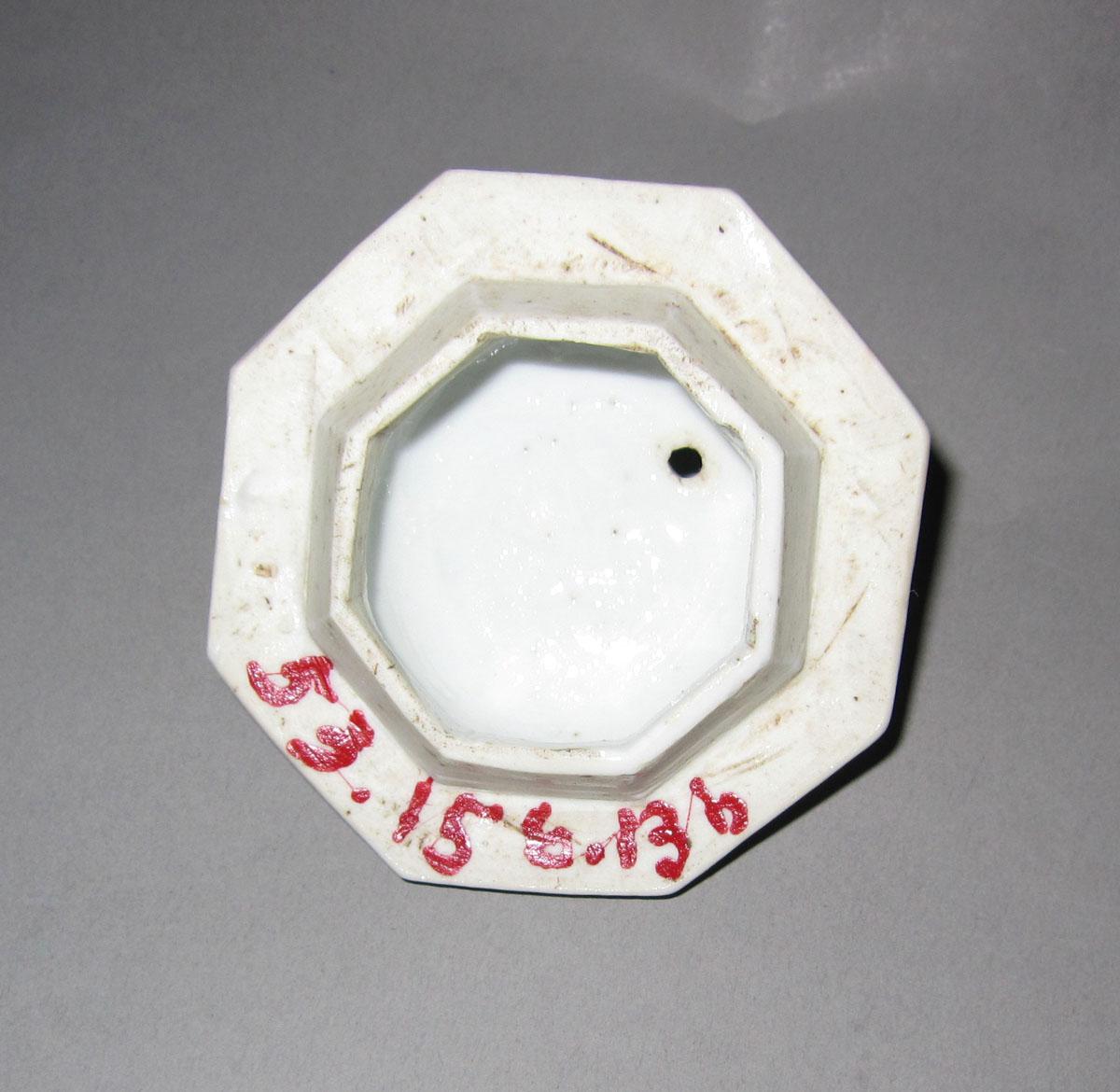 1953.0156.013 B Porcelain teapot cover underside