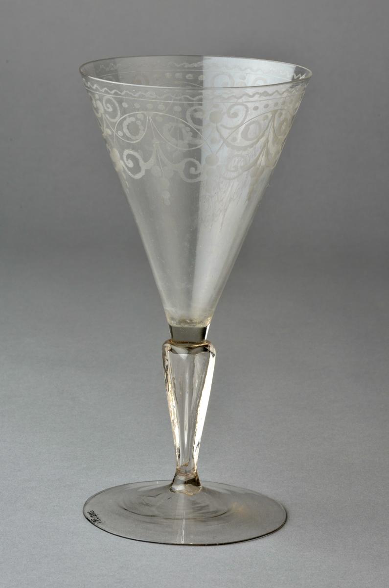 2012.1039.001 Wineglass