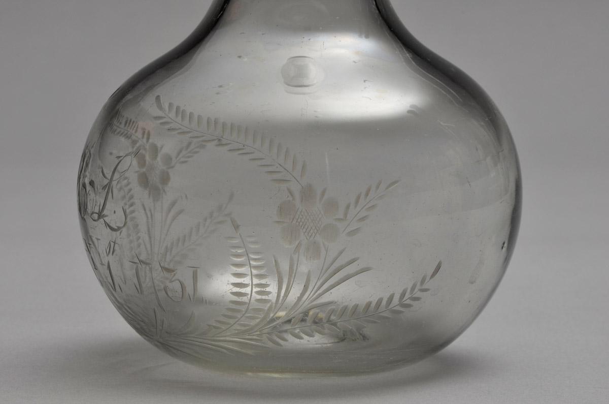 2012.0039.003 A, B Decanter, detail 2