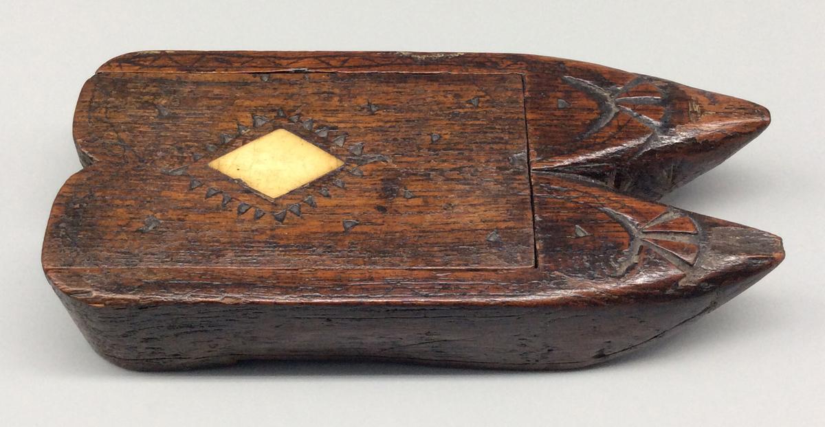 1959.0855 A B Dominoes case, view 3