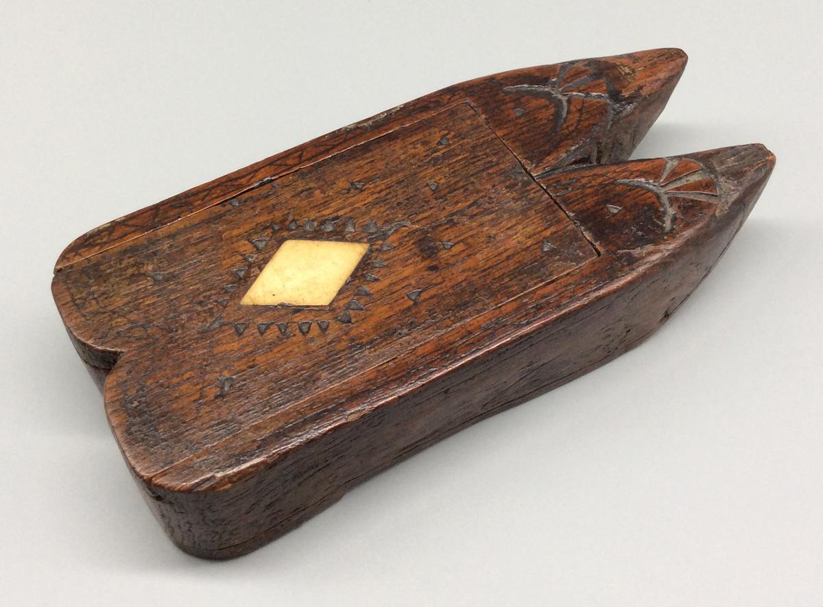 1959.0855 A B Dominoes case, view 4