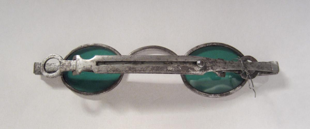 1959.0864 Spectacles, underside