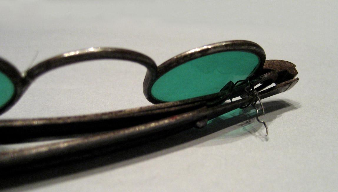 1959.0864 Spectacles, detail 1