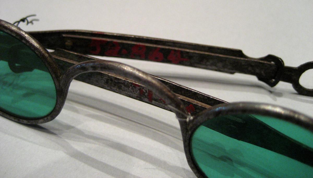 1959.0864 Spectacles, detail 2