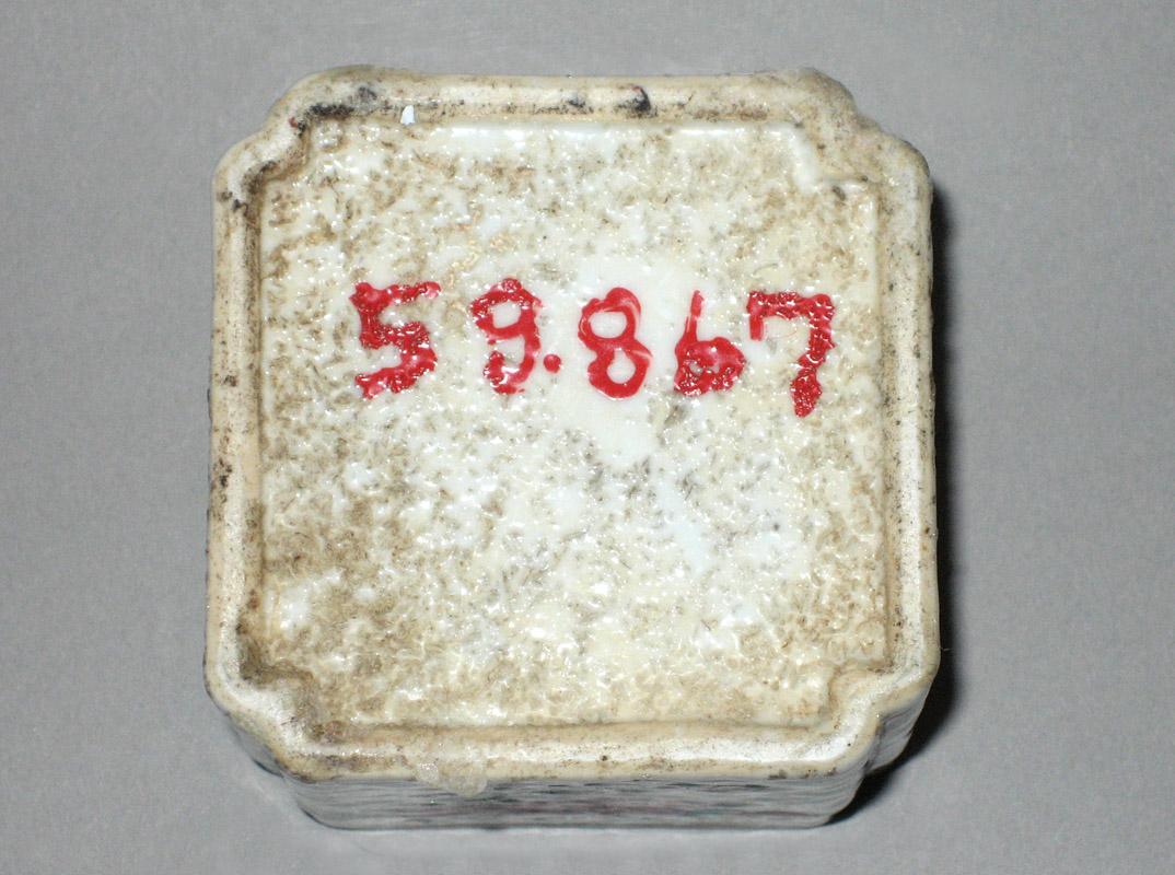 1959.0867 Pen holder underside