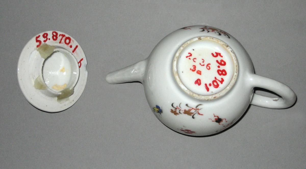 1959.0870.001 Miniature teapot underside