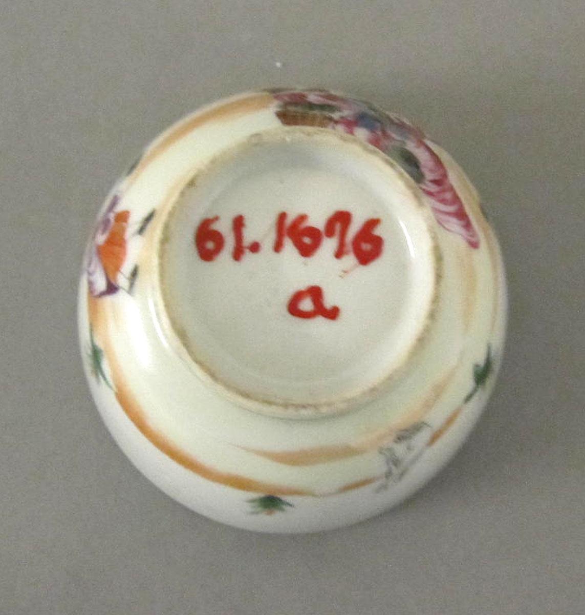 1961.1676 A Porcelain teabowl underside