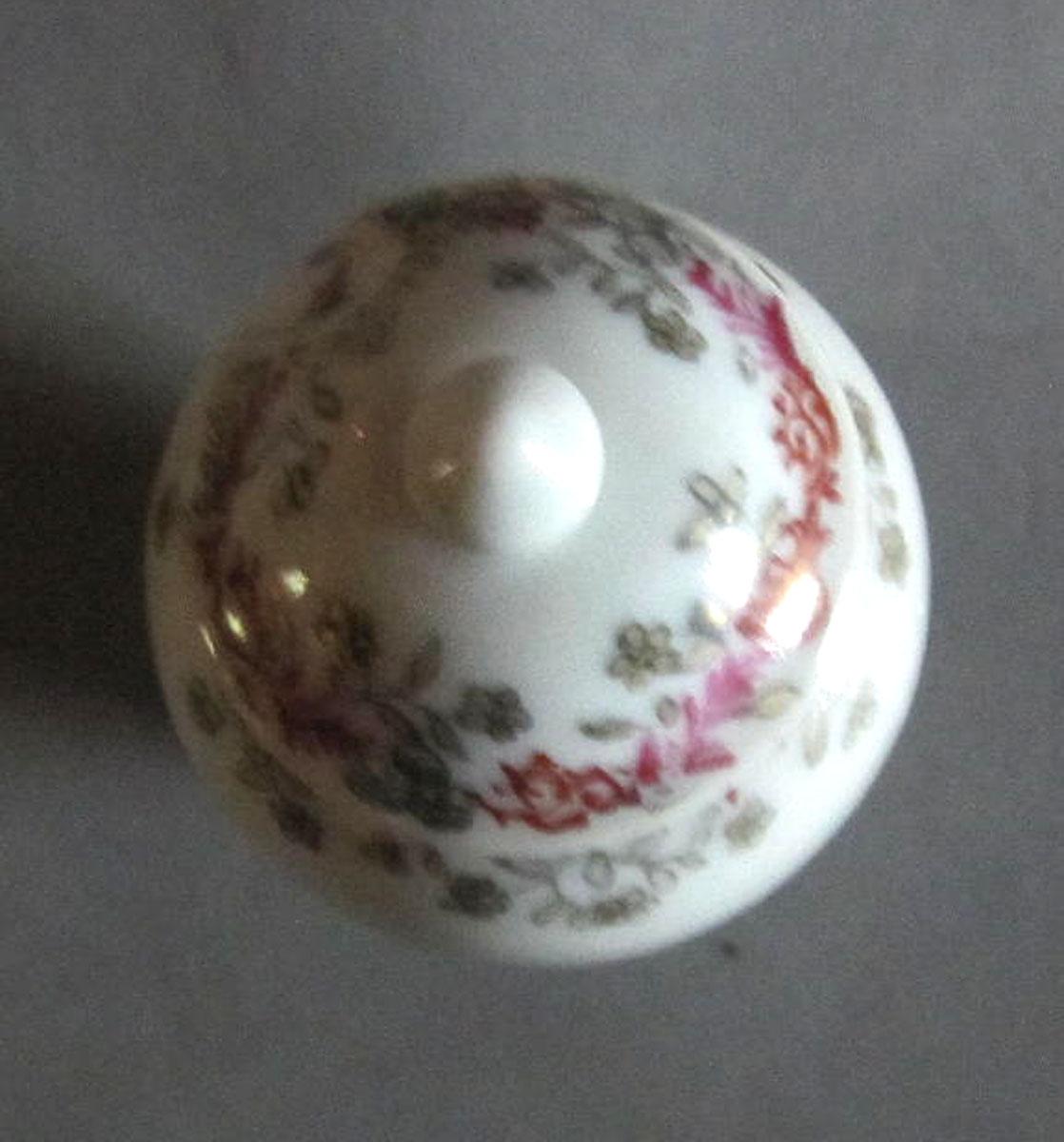 1959.0870.002 A,B Porcelain tea cannister top