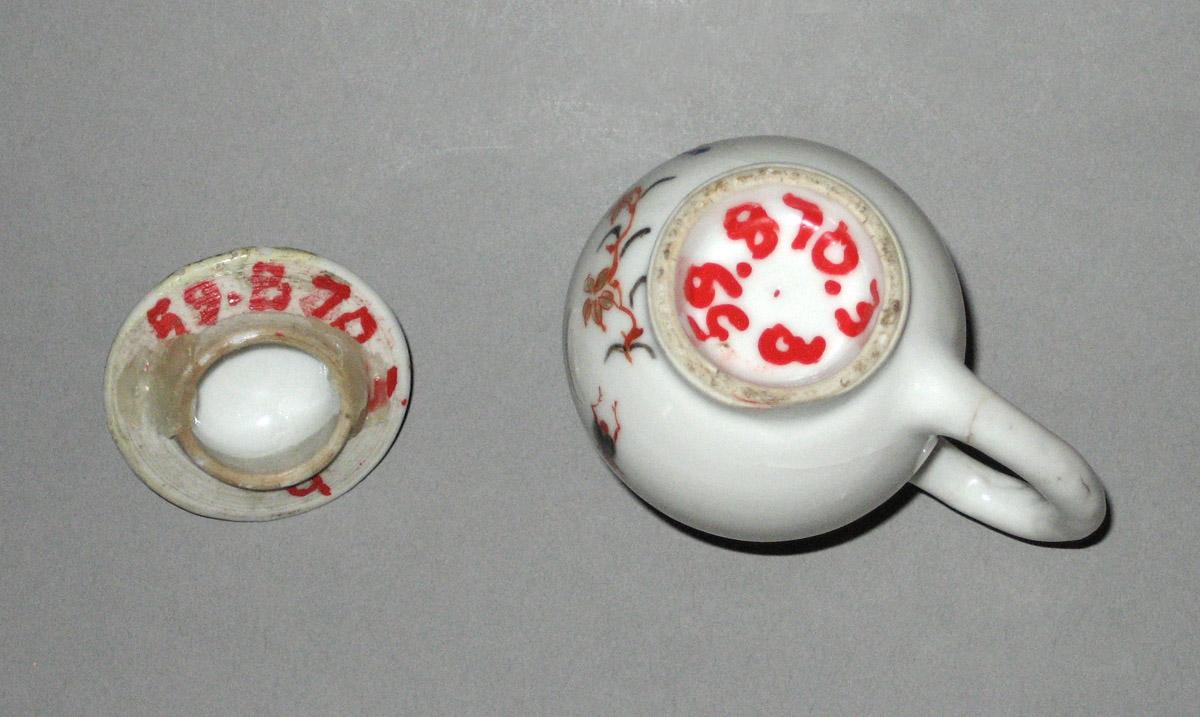 1959.0870.003 Miniature cream jug or pot underside