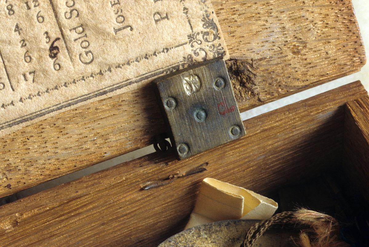 1959.0899 Scale box, hardware, maker's mark