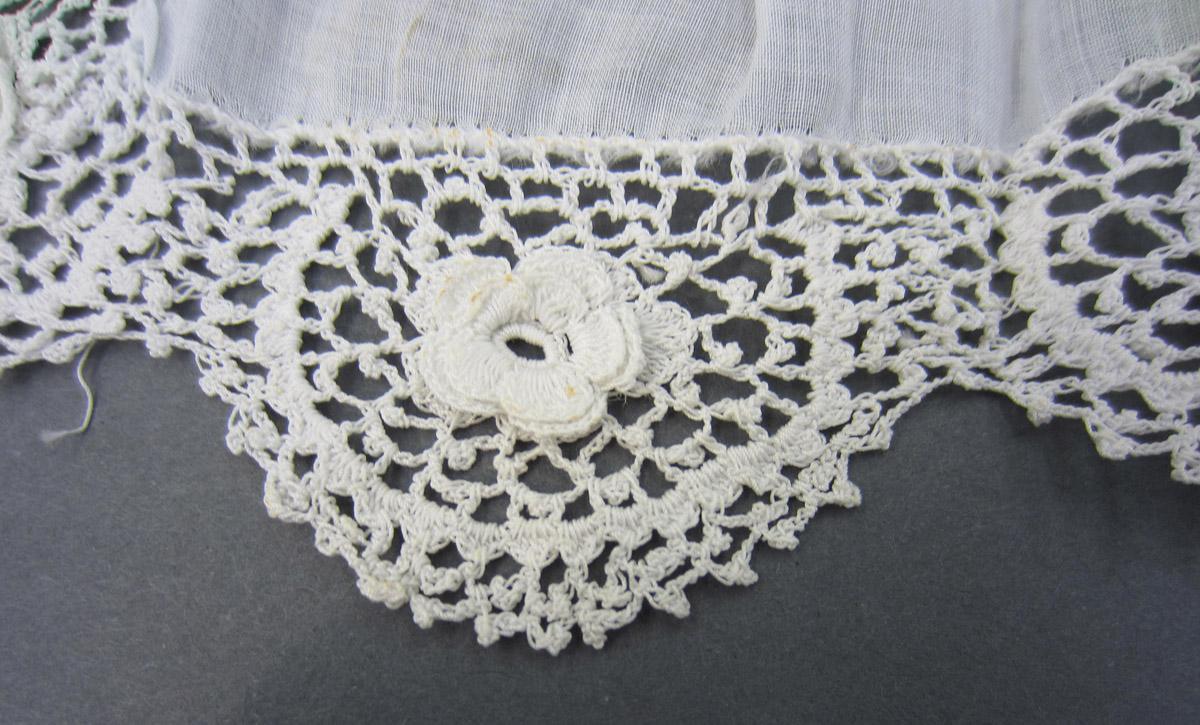 2013.0048.009 Cravat, Lace