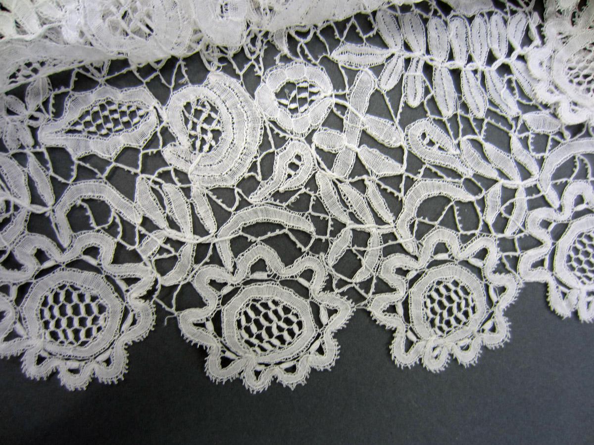2013.0048.010 A Sleeve, LAce