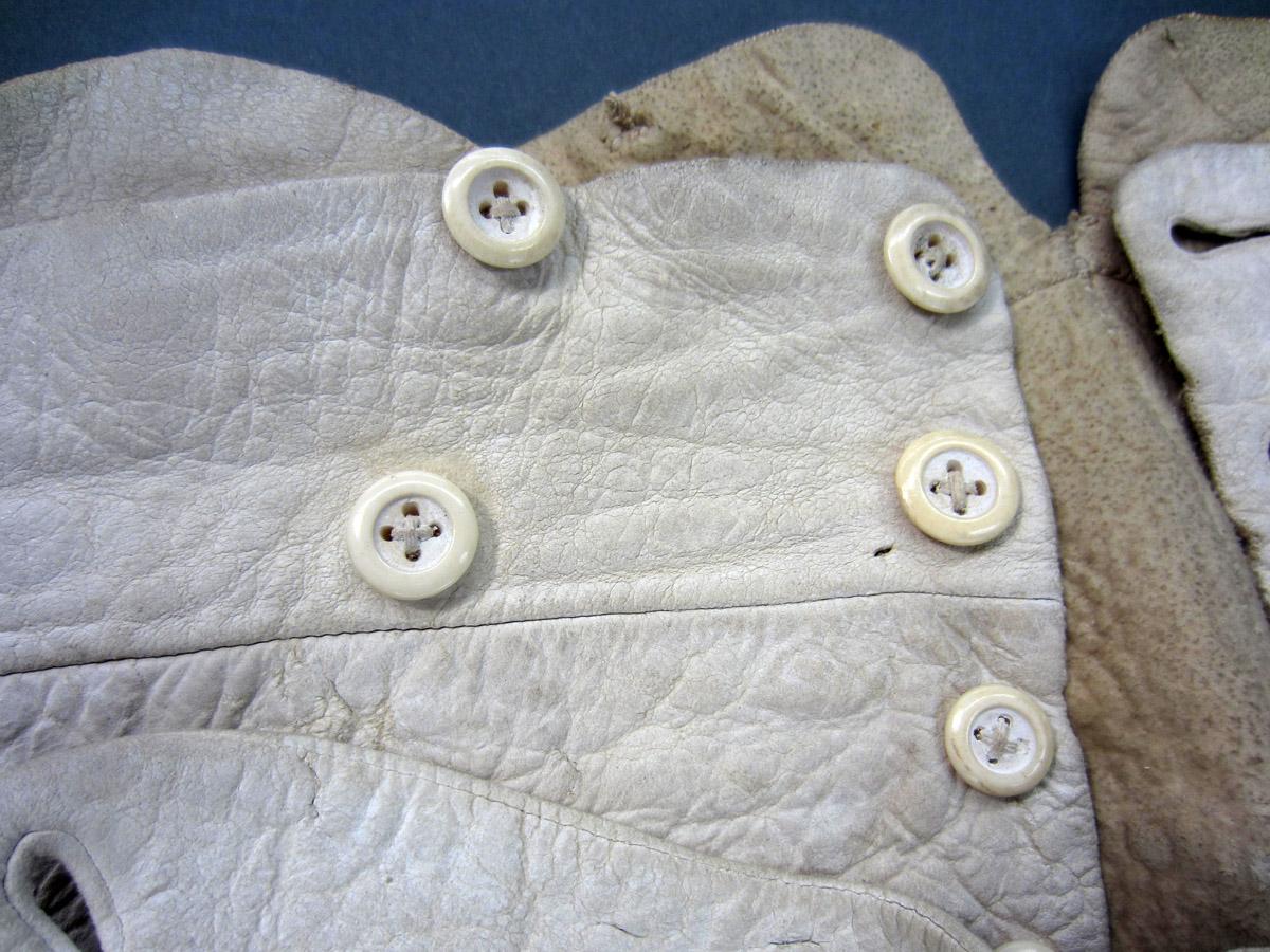 2013.0048.014 Breeches, Buttons 3