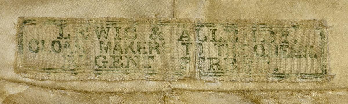 2013.0048.020 Mantle, label