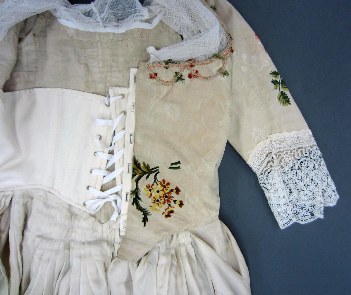 2013.0048.018_A Robe, Laces