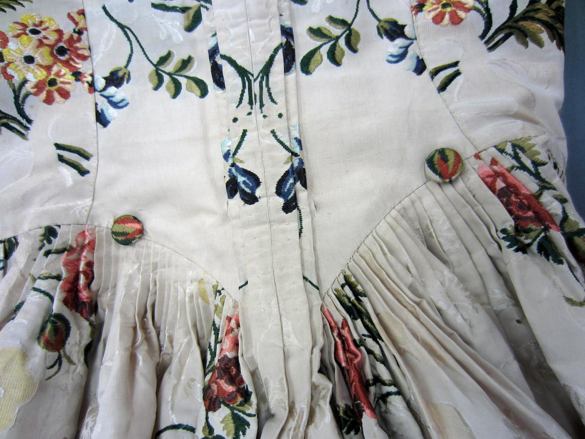 2013.0048.018_A Robe, Back detail