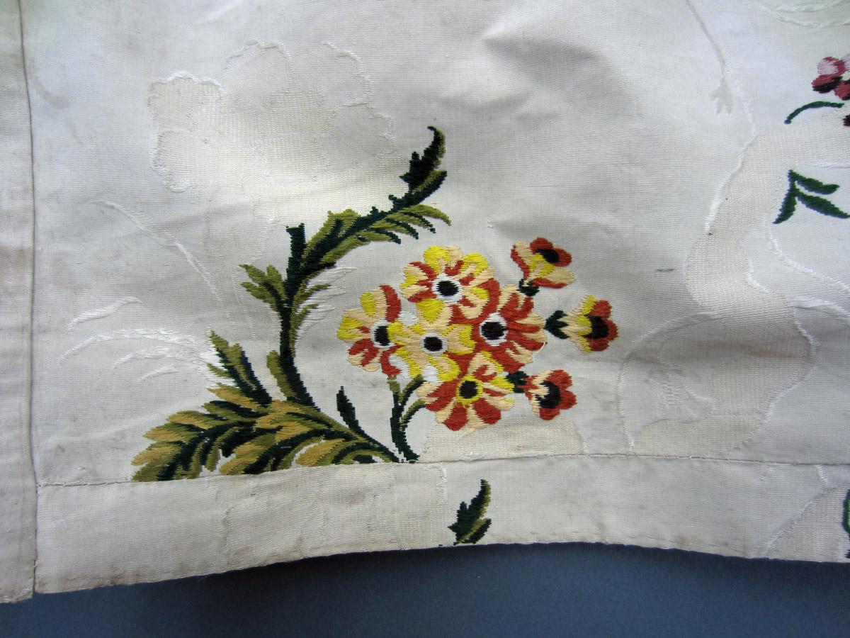 2013.0048.018_A Robe, Detail 2