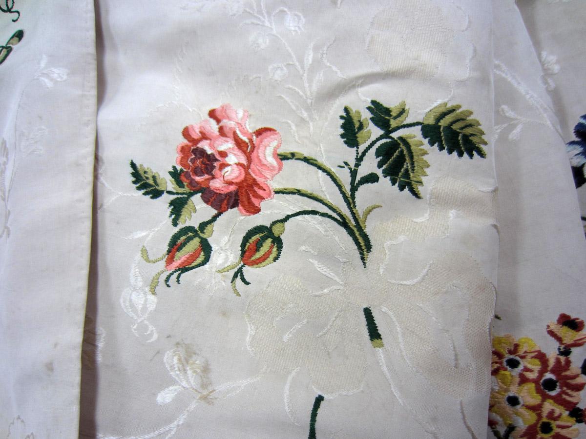 2013.0048.018_A Robe, Detail