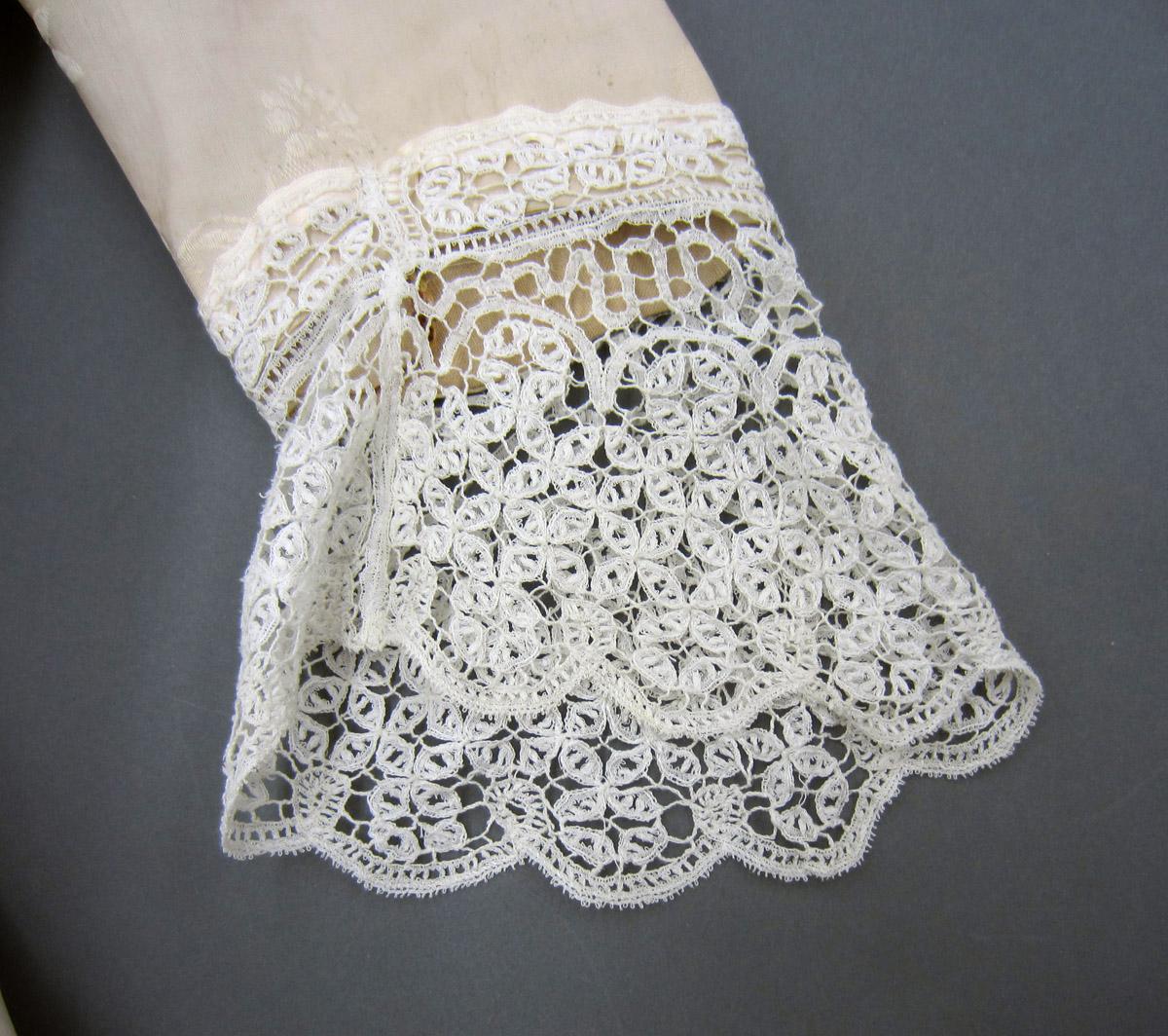 2013.0048.018_A Robe, Sleeve