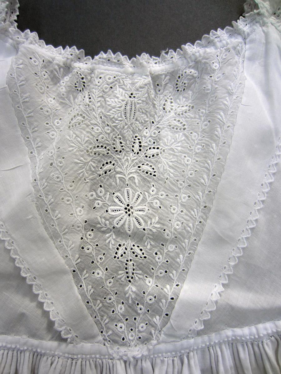 2013.0048.032 Gown, Detail