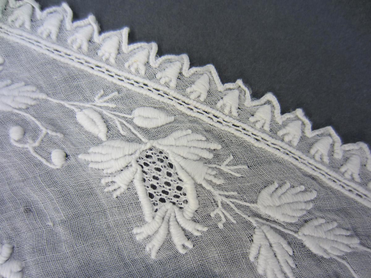 2013.0048.027 Collar, Detail