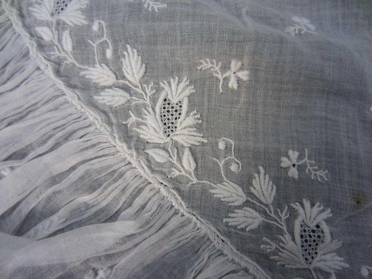 2013.0048.027 Collar, Detail 2