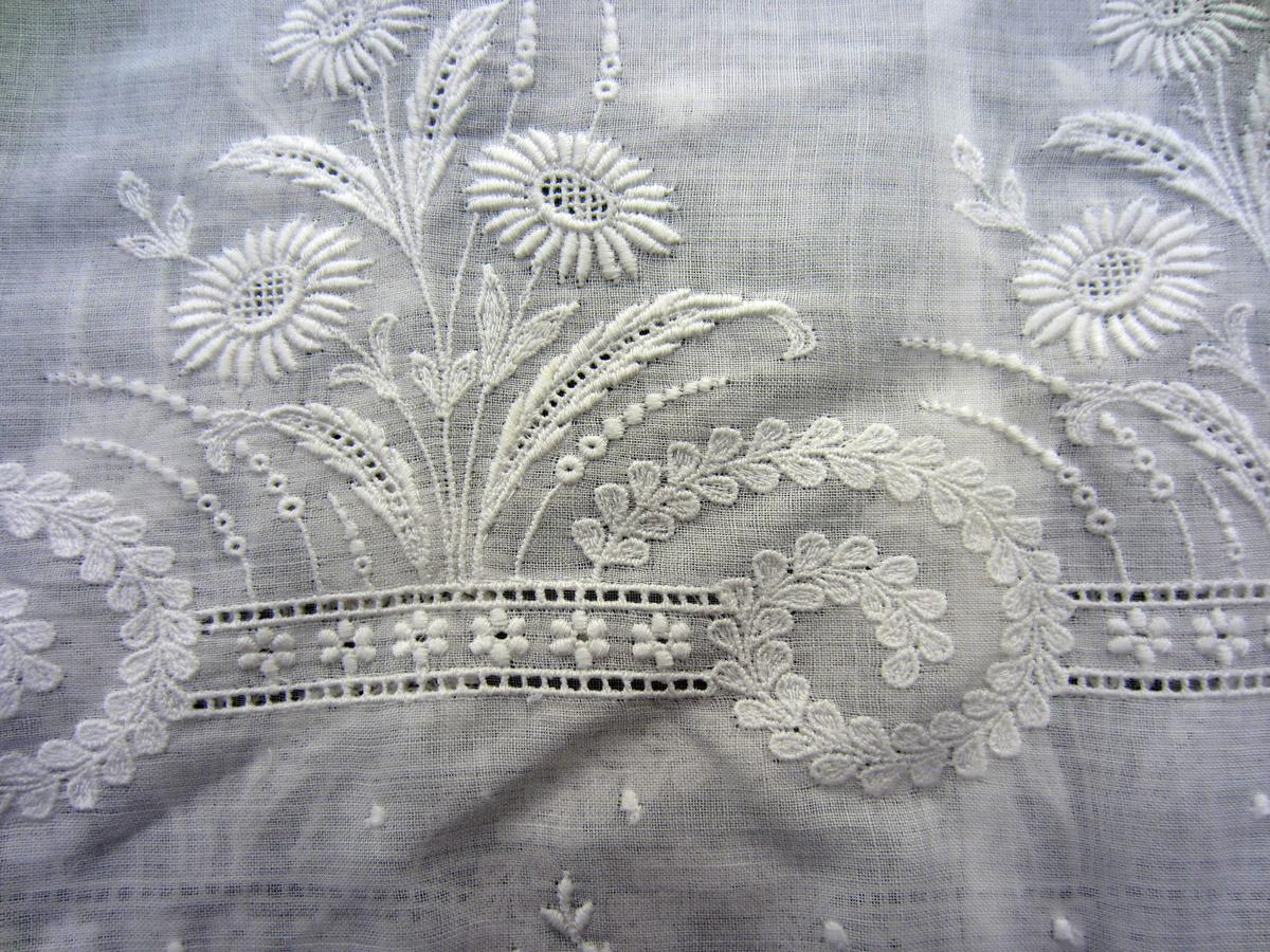 2013.0048.033 Gown, Detail 3