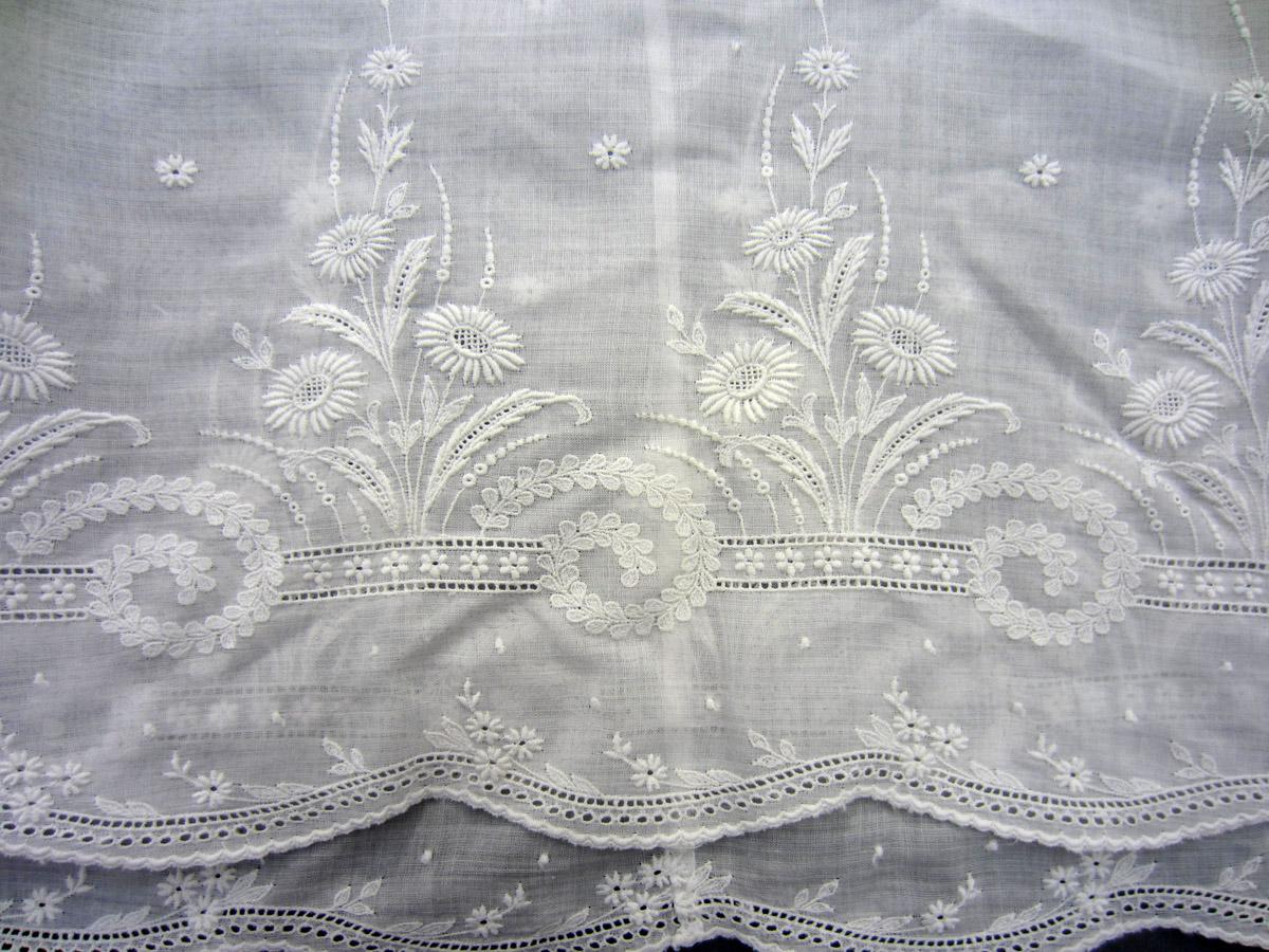 2013.0048.033 Gown, Detail 4