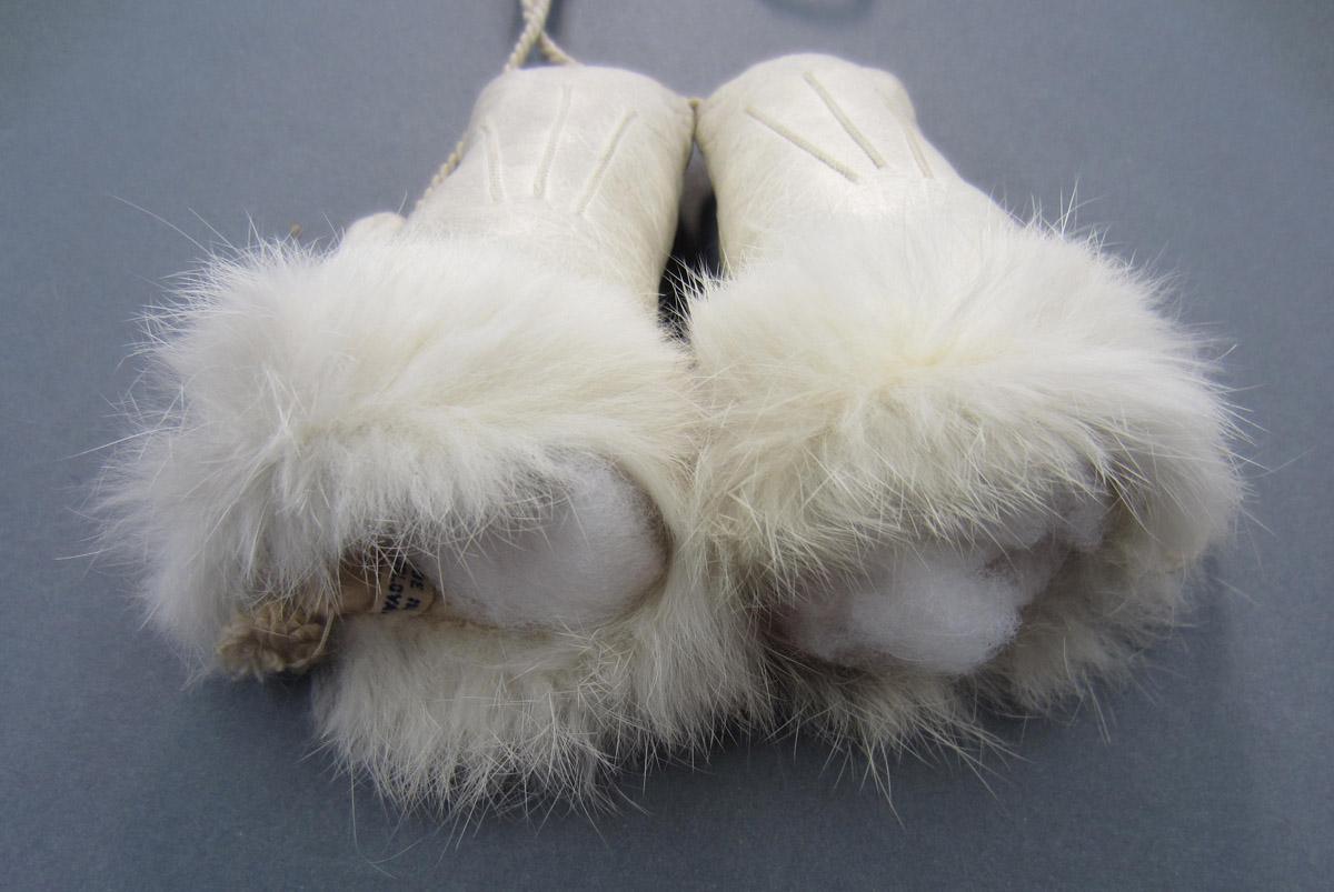 2013.0048.042 A-B Mittens, Cuffs