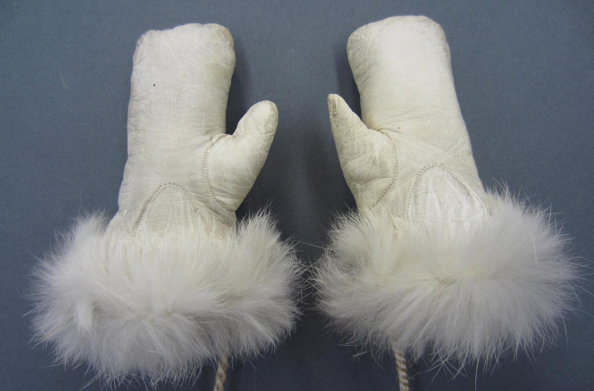 2013.0048.042 A-B Mittens, Full underside