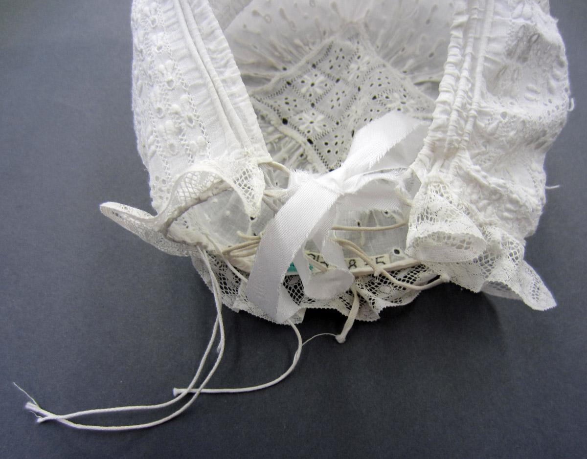 2013.0048.035 Bonnet, Tie